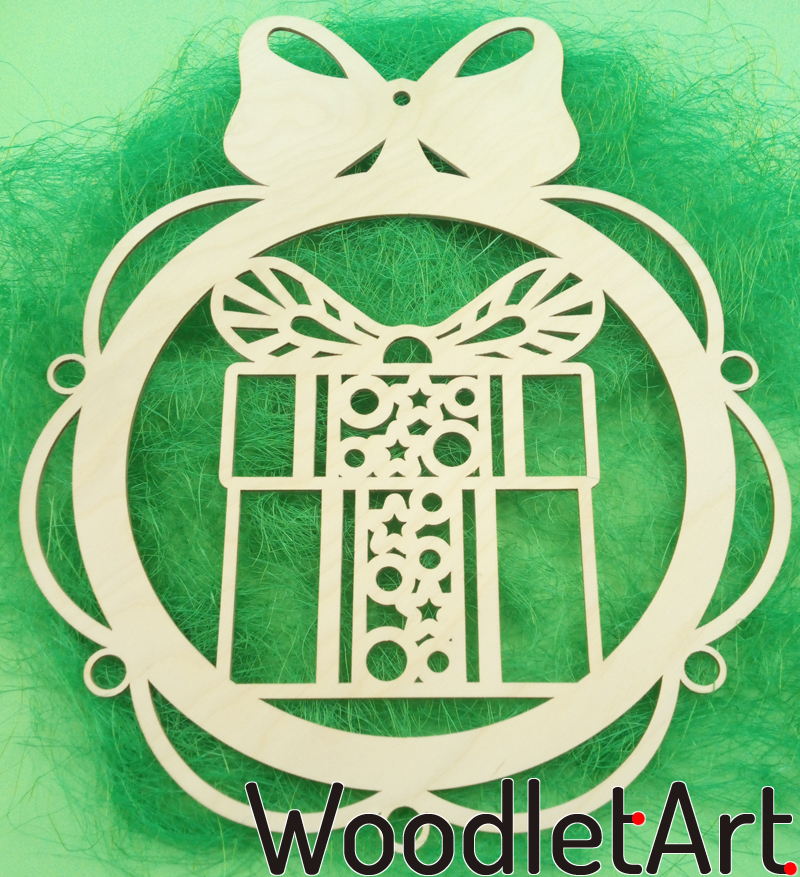 Dekoracja świąteczna w formie prezentu do zawieszenia na ścianie.